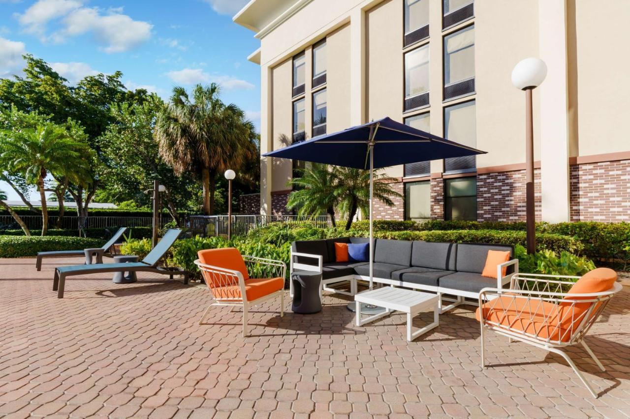 Hampton Inn Ft. Lauderdale-Cypress Creek Форт-Лодердейл Экстерьер фото